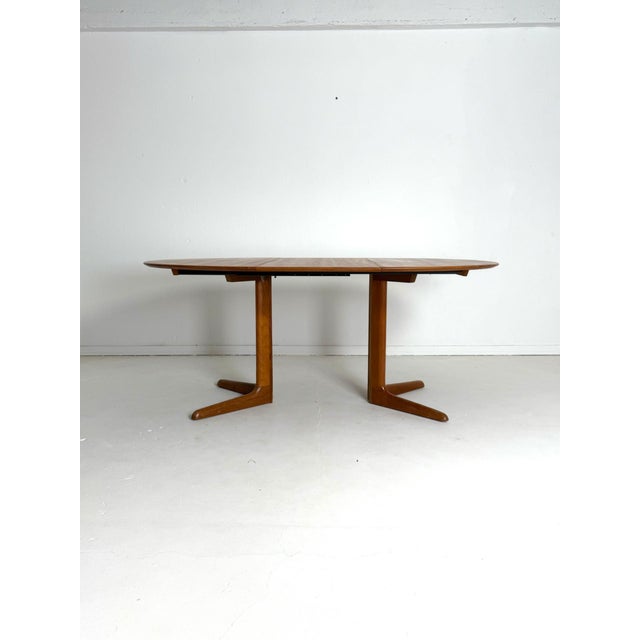 Round Extendable Teak Dining Table, Skovby Møbelfabrik, Denmark, 1960s A timeless and elegant round dining table made by...