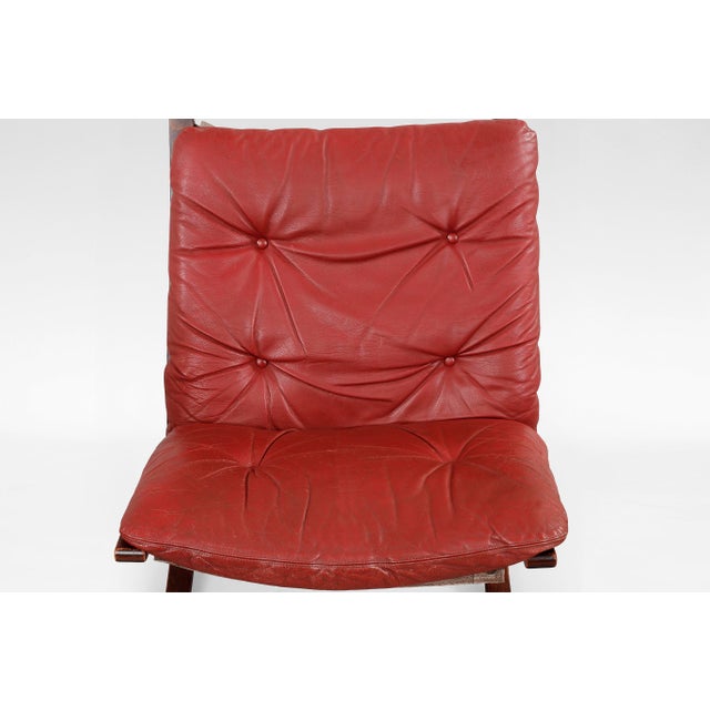 Vintage Low-Back Siesta Chairs and Ottoman in Red Leather by Ingmar Relling for Westnofa, Set of 3 For Sale - Image 6 of 8