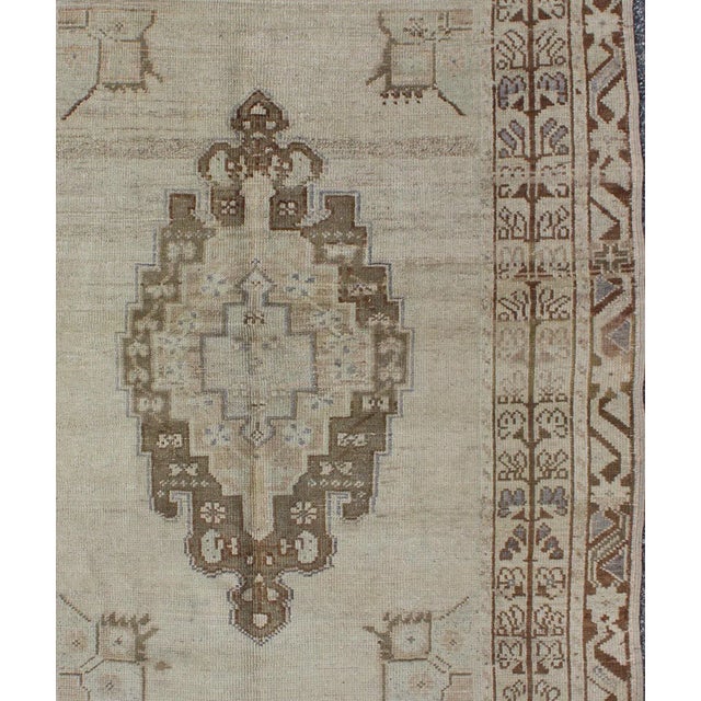 Measures: 4' x 5'4. Stylized Floral Medallion design vintage Oushak rug from Turkey, rug TU-UGU-35, country of origin /...
