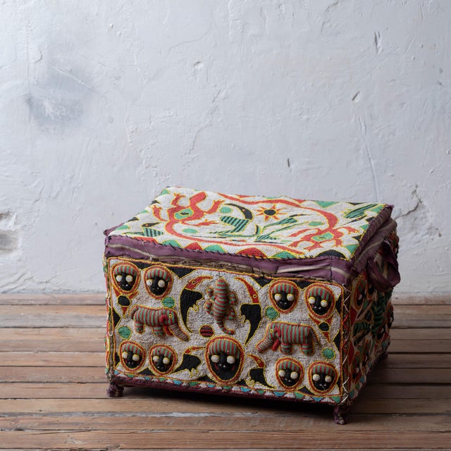 Textile African Yoruba Beaded Tribal Trunk, 20th Century For Sale - Image 7 of 16