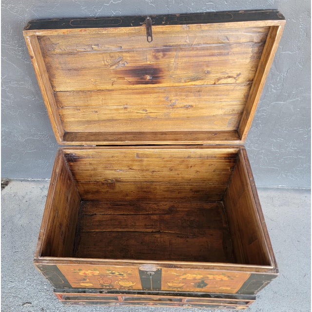 Antique Painted Chinese Trunk 19th Century For Sale - Image 9 of 17