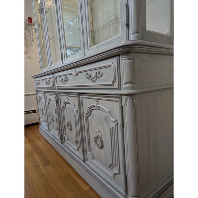 Thomasville 1990s Thomasville French Country Lighted China Cabinet For Sale - Image 4 of 9