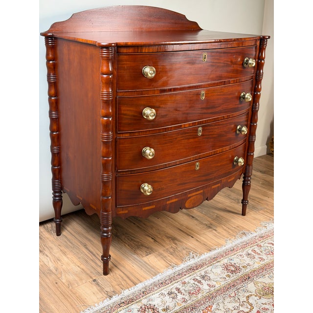 Traditional Early 19th Century New England Federal Mahogany Bow-Front Chest of Drawers With Backsplash, C. 1820–1840 For Sale - Image 3 of 11