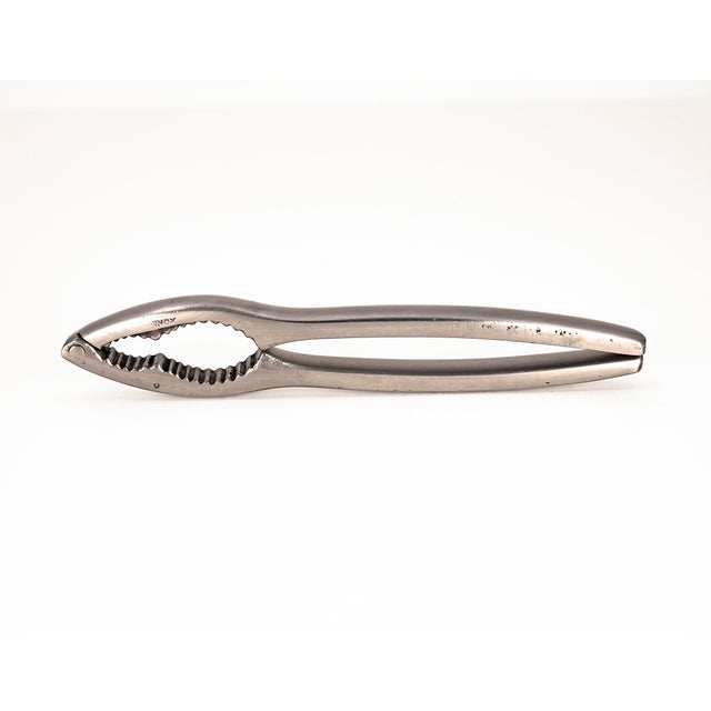 This kitchen accessory features a minimalist and highly functional design. The object is made entirely of matte finished...