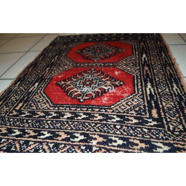 Traditional 1970s Handmade Vintage Pakistani Lahore Distressed Rug For Sale - Image 3 of 8