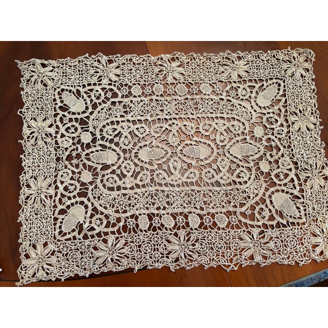 English Late 20th Century Set of Eight European Bobbin Lace Placemats With Linen Napkins For Sale - Image 3 of 4