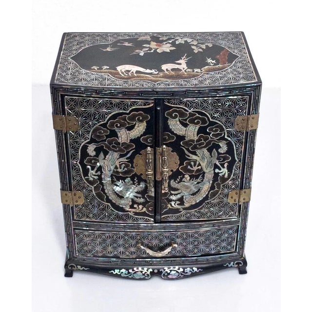 Antique Chinese Black Lacquer Double Dragon & Deers Jewellery Box Inlaid With Mother of Pearl For Sale In Tampa - Image 6 of 9