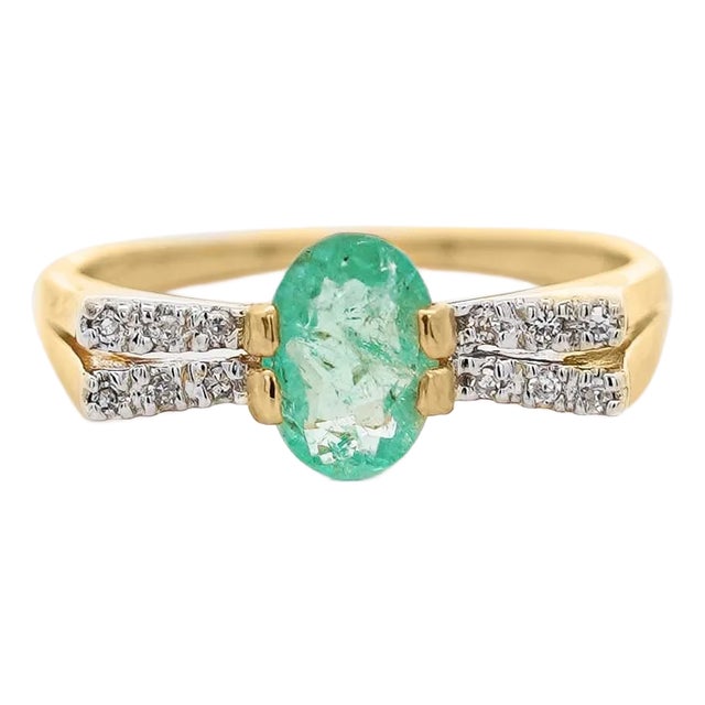 0.86 Carat Vibrant Green Oval Cut Emerald & Diamond in 14ky Gold Statement Ring, Size 7.25 For Sale