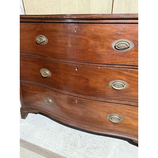 Antique English Victorian Mahogany Serpentine Chest of Drawers, 19th Century For Sale - Image 3 of 6