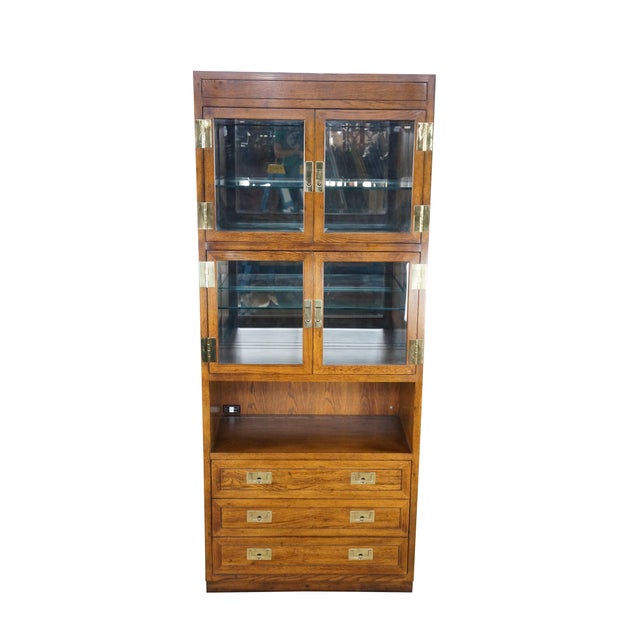 Vintage Henredon Scene One Display cabinet (Item No. 9102-60), circa 1982. Designed in chinoiserie campaign-style with a...