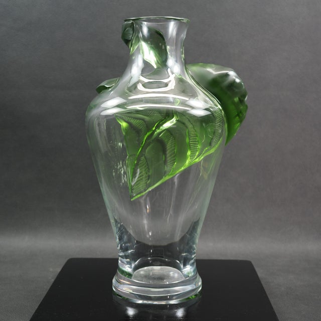 Art Deco 1989 Lalique Tanega Green Frosted & Clear Crystal Leaf Vase in Original Box For Sale - Image 3 of 11