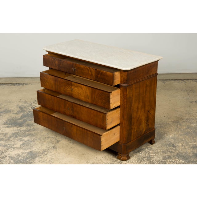 Mid-19th Century French Louis Philippe Walnut Commode With Carrara Marble Top For Sale - Image 9 of 18