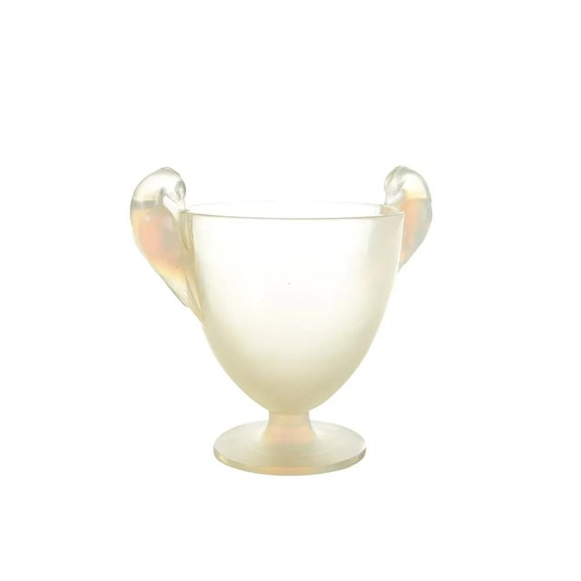 René Lalique original 1926 opalescent glass vase, signed. A beautiful piece that will add to your décor!