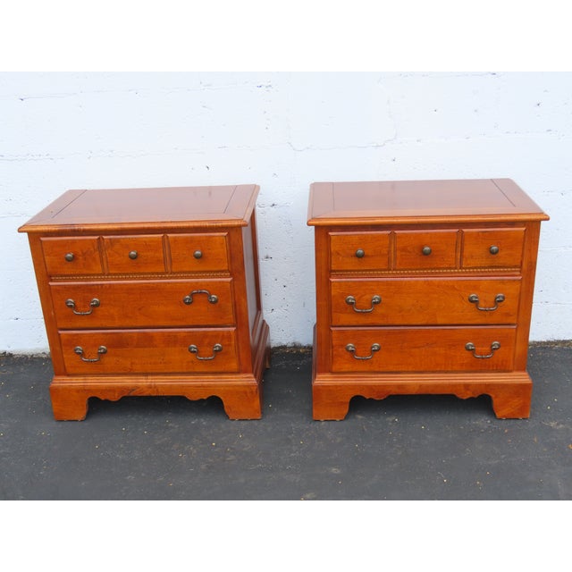 Traditional Solid Wood Nightstands End Side Bedside Tables a Pair 6588 For Sale - Image 3 of 18