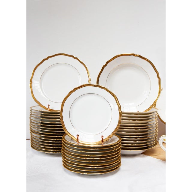 This tableware stands out for its neoclassical-inspired design and its impeccable state of preservation, with wavy edges...