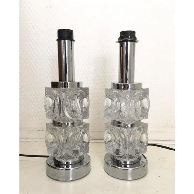 Wonderful chromed lamp base, with two stacked glass cubes. The cubes also feature Cilindric forms. The lamp base remains...