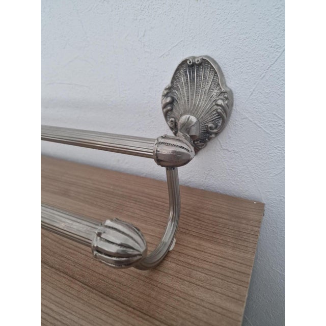 Double towel rack in silver metal – classic shell style Double wall-mounted towel rack in silver metal with shell...