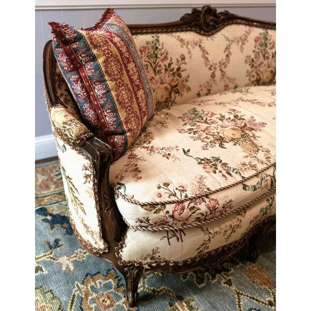 Mid 20th Century Louis XV Carved Walnut Settee | Newly Upholstered French Linen & Down Cushion | Palm Beach / Grandmillennial Style For Sale - Image 13 of 14