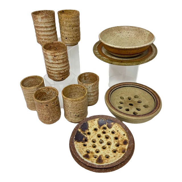 Newgendeals brings in a Studio Pottery Set with an un-identified signature to art lovers. Description: Studio Pottery Set...