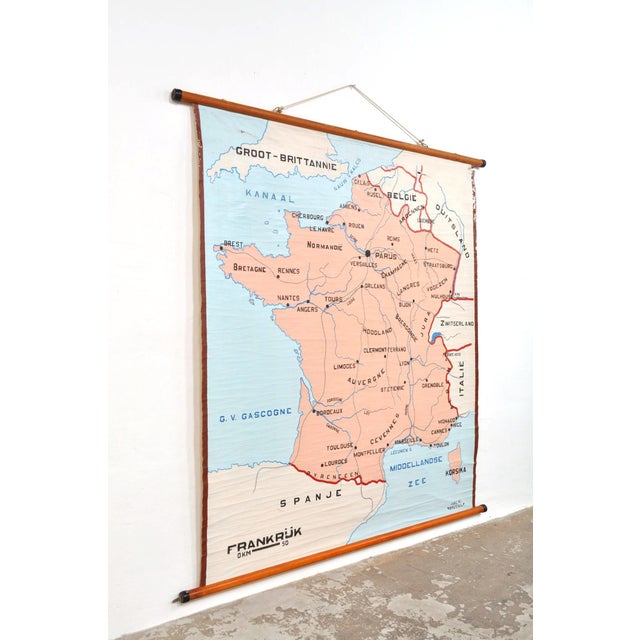 Painted on linen! we rarely see that, and it has something unique! beautiful colors and a nice size. The map, made by ivac...