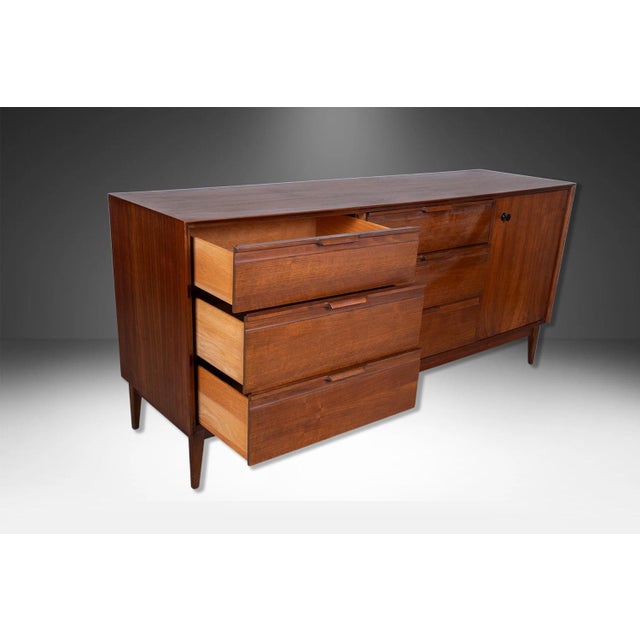 Beautifully detailed walnut American of Martinsville 9 Drawer dresser in great condition. Featuring a rectangular top over...