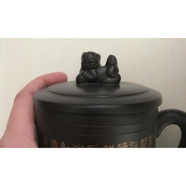 Chinoiserie Chinoiserie Black Covered Mug With Foodog Finial "Good Luck" in Presentation Box For Sale - Image 3 of 9
