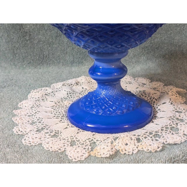 Vintage Mid-Century Modern Fenton Periwinkle Blue Diamond Lace One Horn Epergne For Sale In Houston - Image 6 of 6