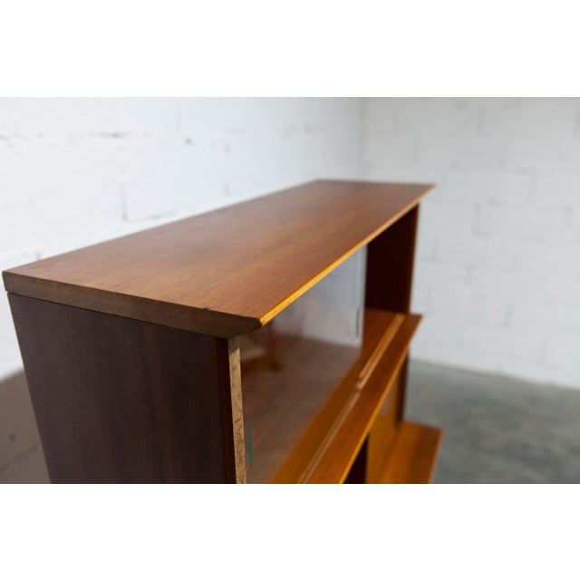 Discover this exceptional Oscar bookcase designed by Didier Rozaffy in 1952. This four-tiered piece embodies the timeless...