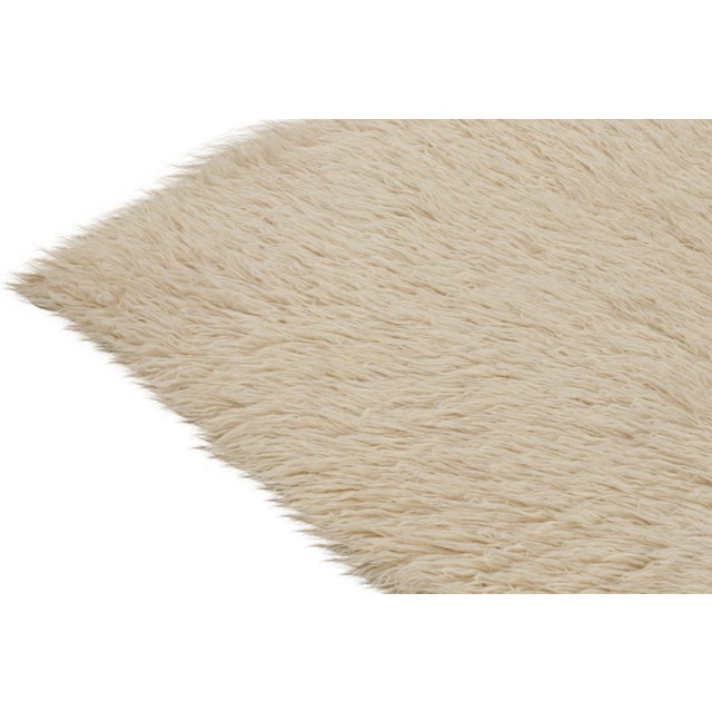 Vintage Tulu Rug in Beige and Off-White Shag Pile by Rug & Kilim For Sale In New York - Image 6 of 7