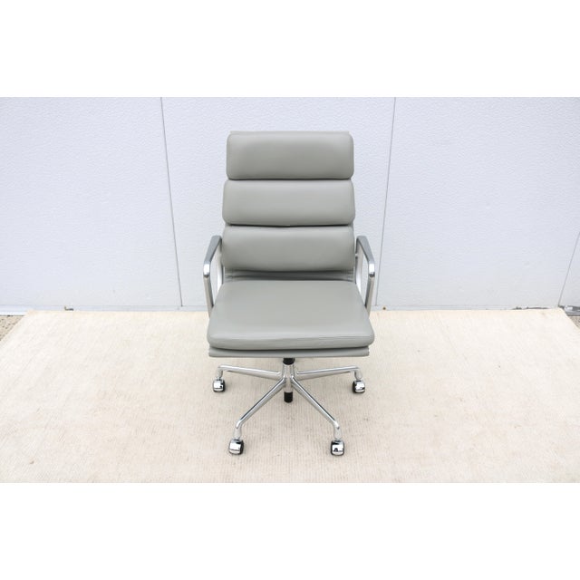 Herman Miller Mid-Century Modern Herman Miller Eames Soft Pad Executive Chair in Gray Leather For Sale - Image 4 of 18