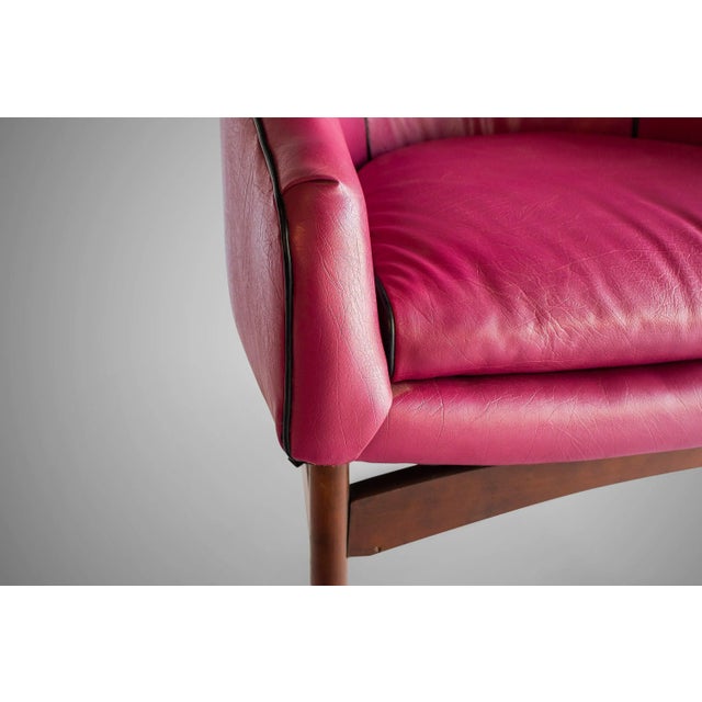 An iconic design by Lawrence Peabody. The chair is found in pink vinyl with contrasting black well cord and back buttons....