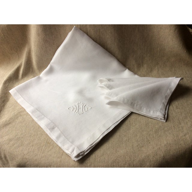 Elegant c.1900 French White Linen Tablecloth and Napkin Set For Sale - Image 10 of 10