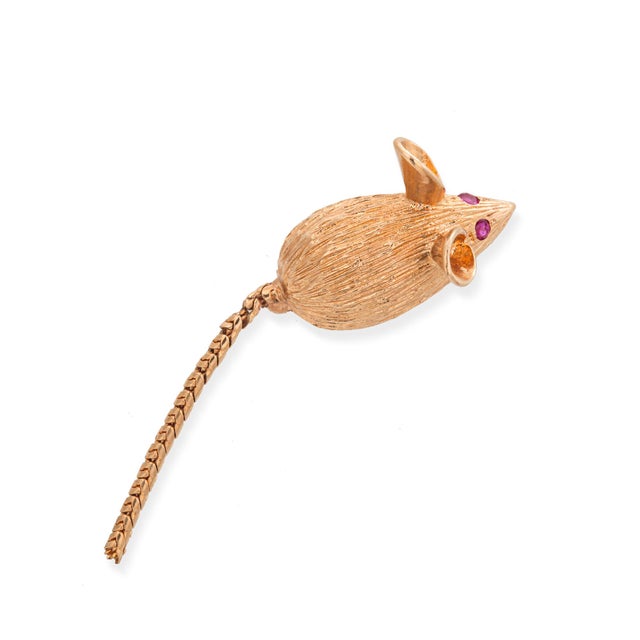 1990s 14k Yellow Gold Mouse Brooch With Ruby Eyes and Flexible Tail For Sale - Image 4 of 11