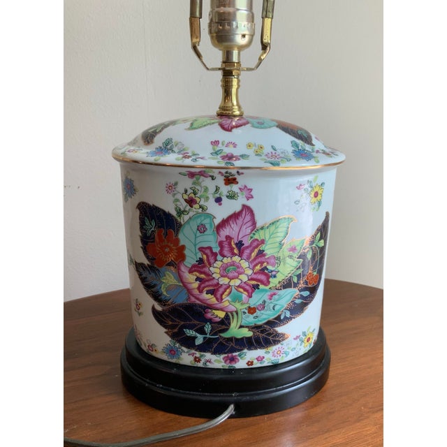 Vintage Tobacco Leaf Porcelain Table Lamp for British Colonial, Traditional, Chinoiserie & Palm Beach Regency - Famille Rose Colors. For Sale In New Orleans - Image 6 of 12