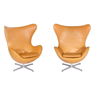 Vintage Leather Egg Lounge Chairs from Fritz Hansen, Set of 2 For Sale