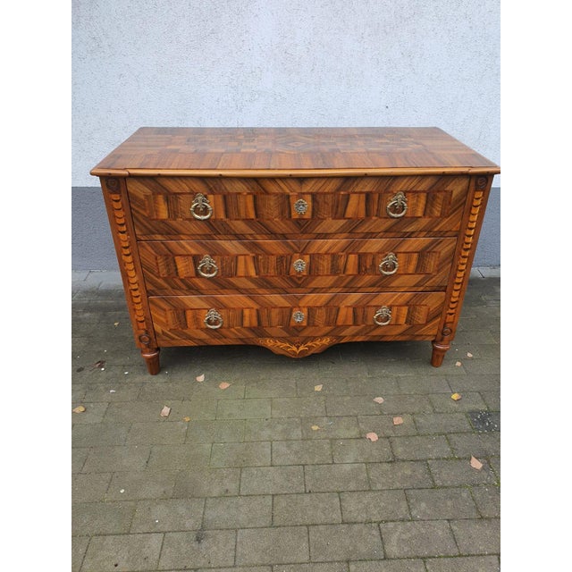Brown Louis XVI Commode in Inlaid Walnut, 1790 For Sale - Image 8 of 9