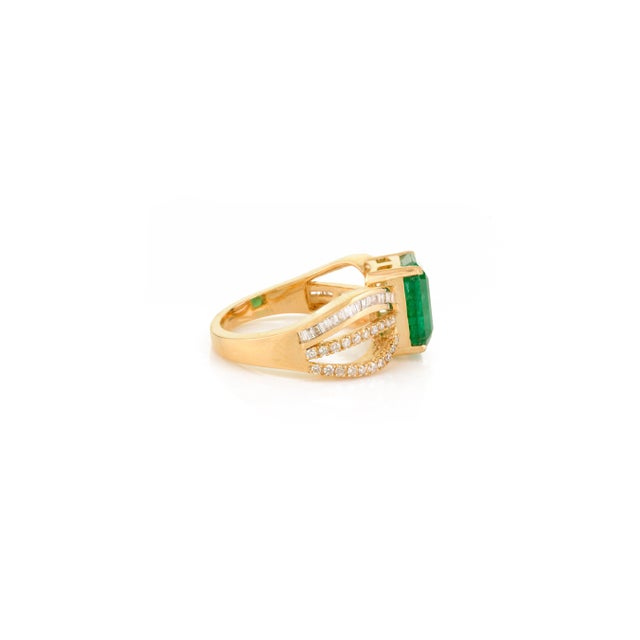 Octagon Cut Split Diamond Band Emerald Ring in 14k Gold Size 6 For Sale In New York - Image 6 of 13