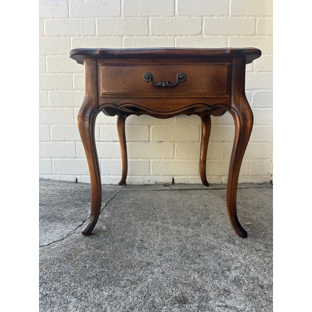 French Provincial Vintage Ethan Allen French Provincial Lamp Table / Nightstand / Side Table For Sale - Image 3 of 9