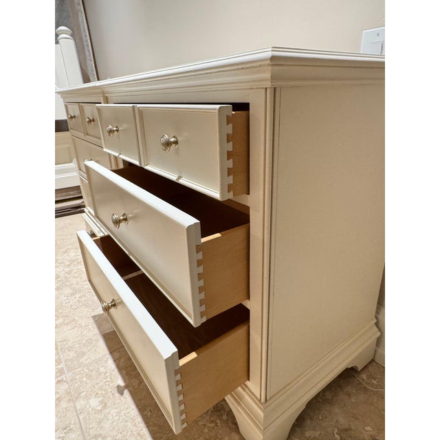Late 20th Century Pair of Thomasville White Three-Drawer Nightstands – Classic American Traditional Bedside Tables For Sale - Image 10 of 11