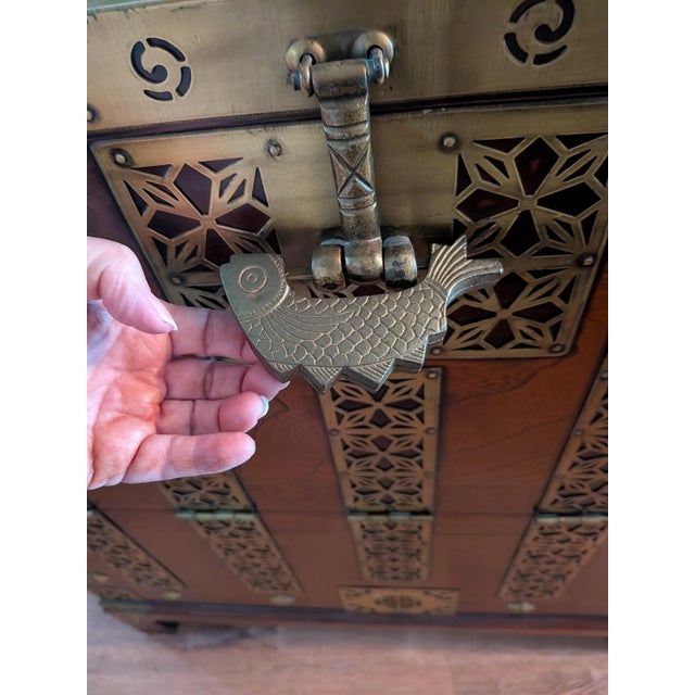 The handwritten text directly identifies the furniture style as a Pyongyang "Sungsungi" Bandaji (평 양 숭숭이 반닫이), a...