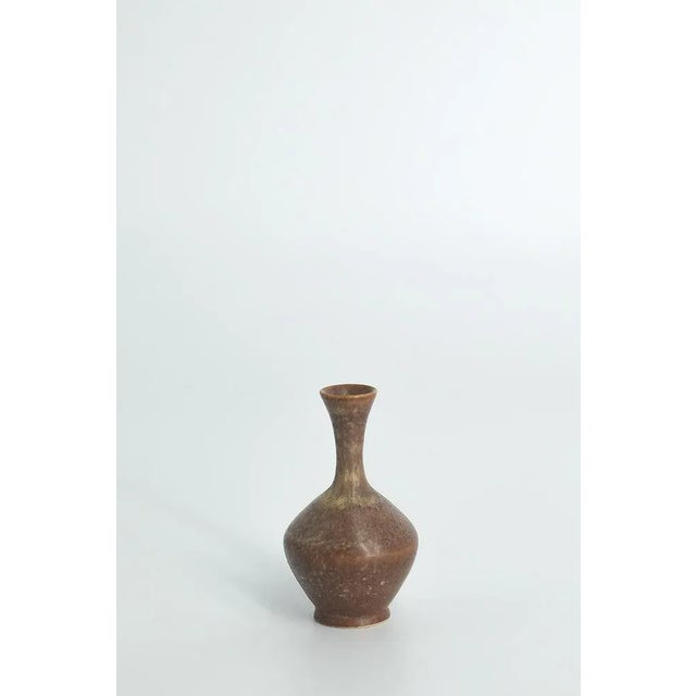 1960s Small Mid-Century Scandinavian Modern Collectible Brown Stoneware Vases by Gunnar Borg for Höganäs Ceramics, 1960s, Set of 4 For Sale - Image 5 of 8