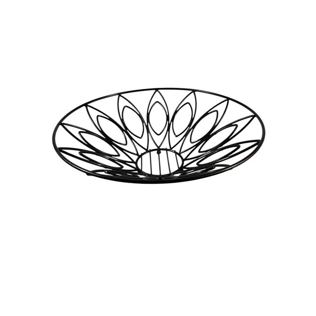 1960s Mid-Century Modern Metal Wire Fruit Bowl in Black For Sale In Las Vegas - Image 6 of 9