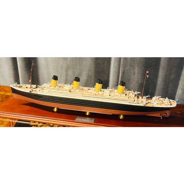 Late 20th Century r.m.s. Titanic Danbury Mint Collector’s Model Ship in Display Case – Museum Quality Detail For Sale - Image 9 of 12