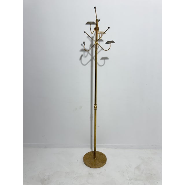 Italian coat rack in gilded metal and marble, 1950 Good condition. Minor signs of wear. Height: 185 cm Diameter: 32 cm