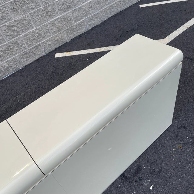 1980s Postmodern Laminate Waterfall King Storage Footboard or Blanket Chest For Sale In Philadelphia - Image 6 of 12