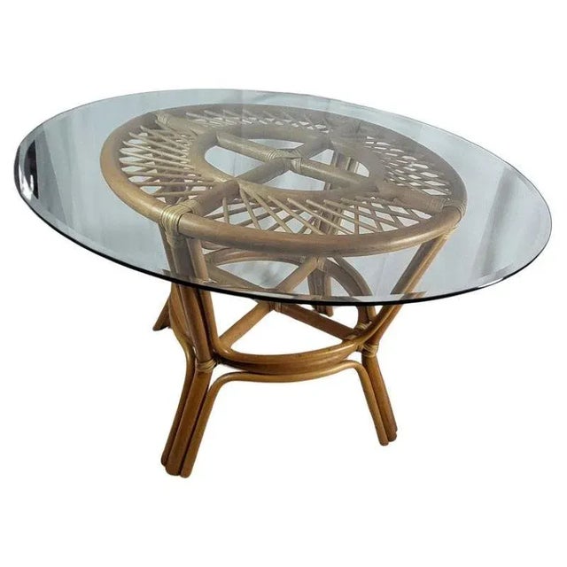 This rattan table, dating from France in the 1970s, is a real design gem. With its clear glass top in superb condition, it...