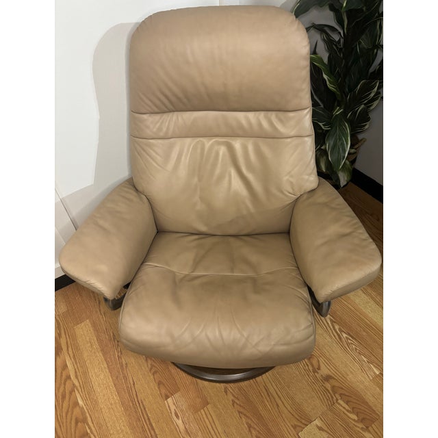 Ekornes Stressless 2017 Recliner/Ottoman (Norwegian Luxury)” Medium Size For Sale - Image 11 of 12