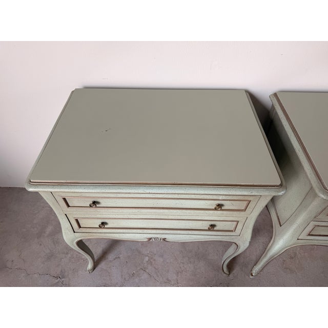 Vintage French Provincial Louis XV Style Nightstands – A Pair For Sale In Miami - Image 6 of 18