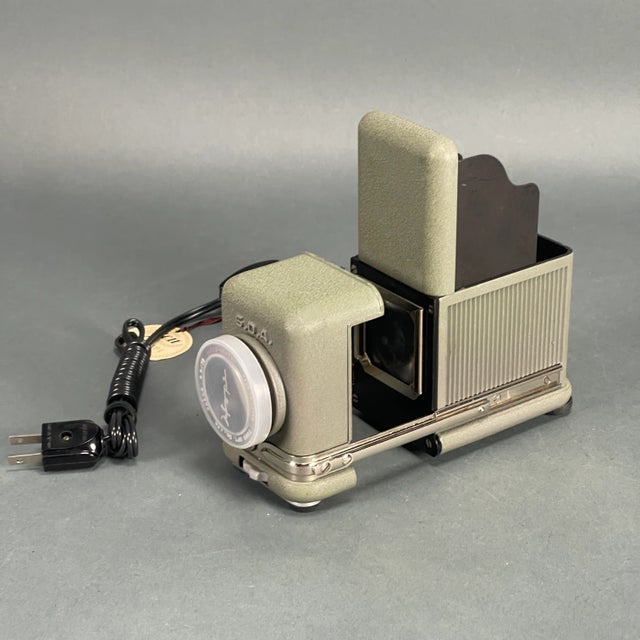 Mid-Century Modern Vintage 50s Deadstock Sda Toho Slide Projector Tokor Lens With Case + Extras, Japan For Sale - Image 3 of 13