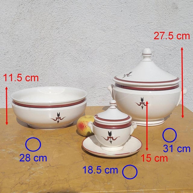 An elegant Art Deco dinner service comprising three pieces of fine earthenware from the renowned Italian manufacturer...